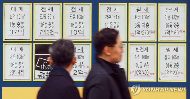 서울의 한 부동산에 매물 정보가 붙어있다. 사진=연합누스
