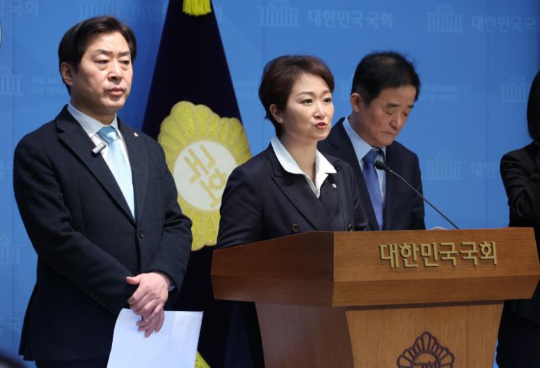 이언주 더불어민주당 최고위원이 23일 오후 서울 여의도 국회 소통관에서 열린 ‘정청래 대표의 조국혁신당 합당 제안 발표’ 관련 입장 발표 기자회견에서 발언을 하고 있다. 왼쪽부터 황명선, 이언주, 강득구 최고위원. 뉴시스