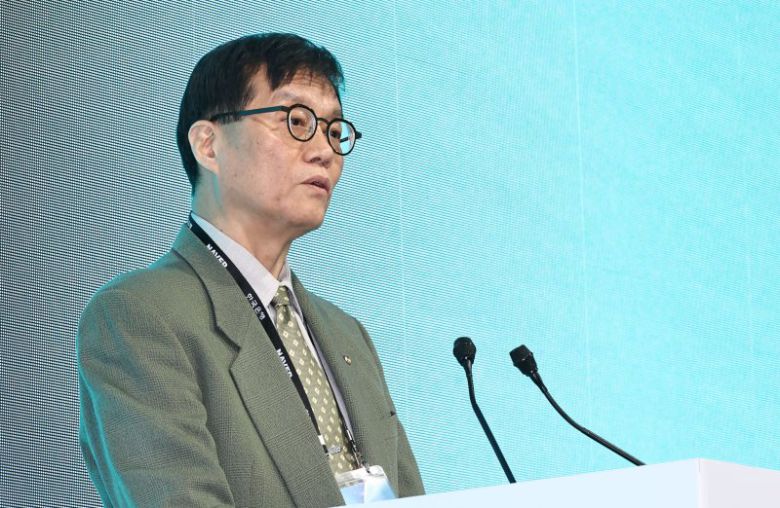 이창용 한국은행 총재가 지난 21일 서울 중구 한국은행 콘퍼런스홀에서 열린 2026 한국은행ㆍ네이버 공동 AX 콘퍼런스에서 환영사를 하고 있다. 연합뉴스