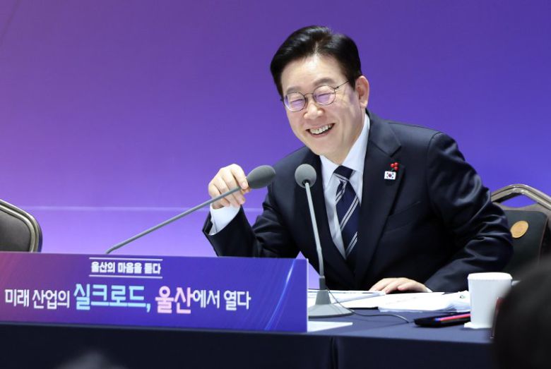 이재명 대통령이 23일 울산전시컨벤션센터에서 열린 '울산의 마음을 듣다' 타운홀 미팅에서 발언하며 미소를 짓고 있다. 청와대통신사진기자단