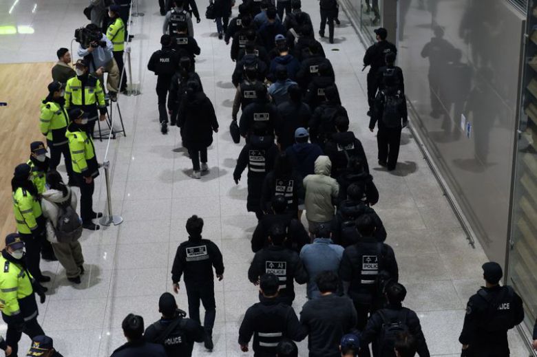 캄보디아에서 스캠(scam·사기), 인질강도 등 범행을 저지른 한국인 범죄 조직원들이 23일 인천국제공항을 통해 국내로 송환돼 수사기관으로 압송되고 있다. 사진=서동일 기자