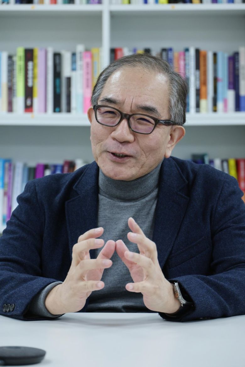 이근 서울대 국제대학원 교수가 지난 20일 파이낸셜뉴스와의 인터뷰에서 "한국은 미국이 새로 짜는 공급망·기술네트워크에서 핵심 기여자가 될 수 있다"면서 이 같은 기회를 놓치지 말고 선용해야 한다고 강조하고 있다. 사진=박범준 기자