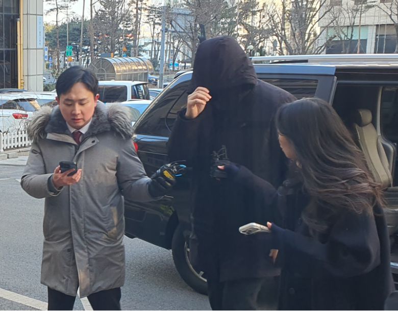 강선우 무소속 의원의 전 보좌관인 남모씨가 23일 오전 9시께 서울 마포구 서울경찰청 광역수사단에 출석하고 있다. 사진=최승한 기자