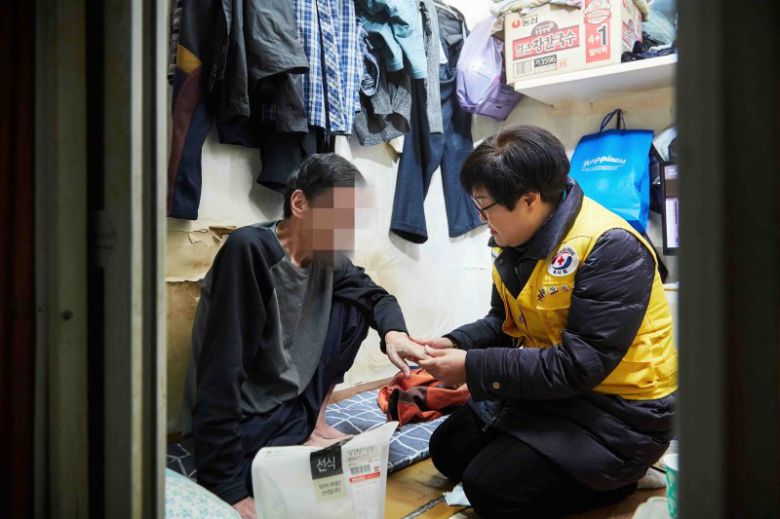 대한적십자사 봉사원이 생활이 어려운 이웃을 방문하여 안부를 전하고 있다. 대한적십자사 제공