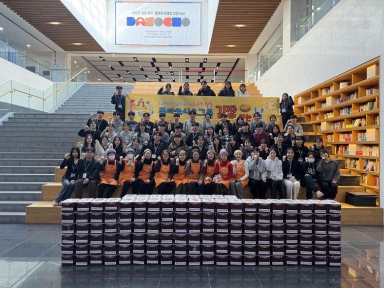 동아쏘시오그룹 사랑의 김장 나눔 봉사활동에 참여한 신입사원과 관계자들이 직접 담근 김치통 뒤에서 기념 촬영을 하고 있다. 동아쏘시오그룹 제공