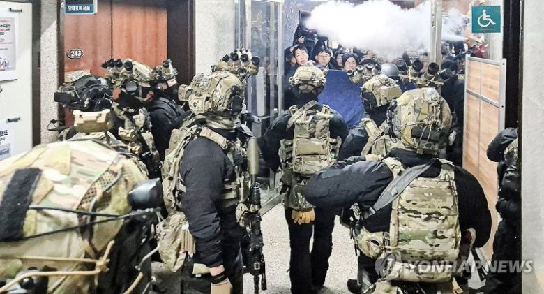 2024년 12월 3일 저녁 비상계엄을 선포된 이후 자정이 지난 4일 새벽 서울 국회의사당에서 계엄군이 국회 본청으로 진입하고 있다. 연합뉴스