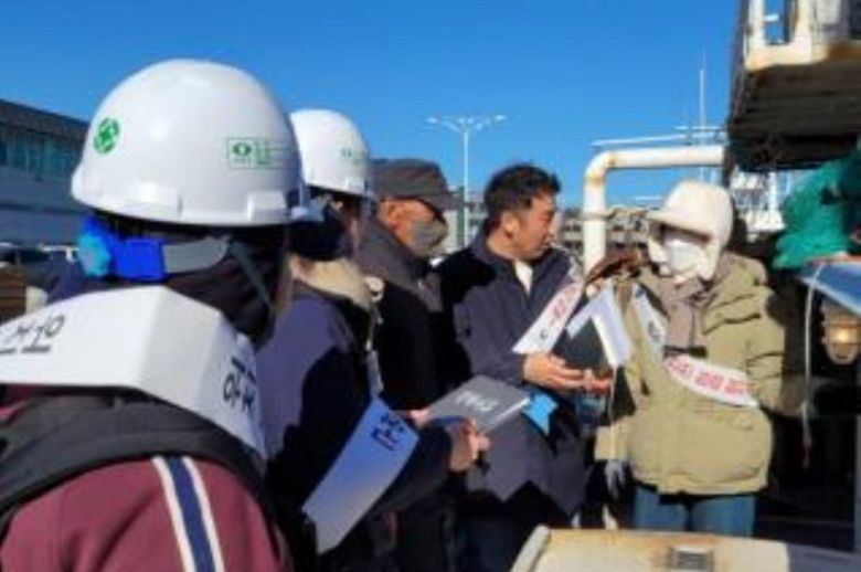 지난 22일 오후 울산 정자항 일대에서 진행된 ‘2026 겨울철 어선사고 안전점검 예방 캠페인’ 현장. 동해어업관리단 제공