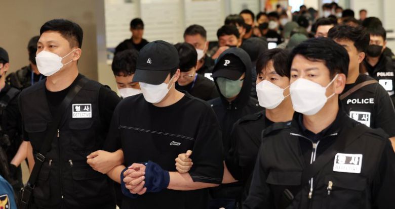 캄보디아 당국의 범죄단지 단속으로 적발돼 구금됐던 한국인들이 지난해 10월 18일 오전 인천국제공항 2터미널을 통해 송환되고 있다. 뉴스1