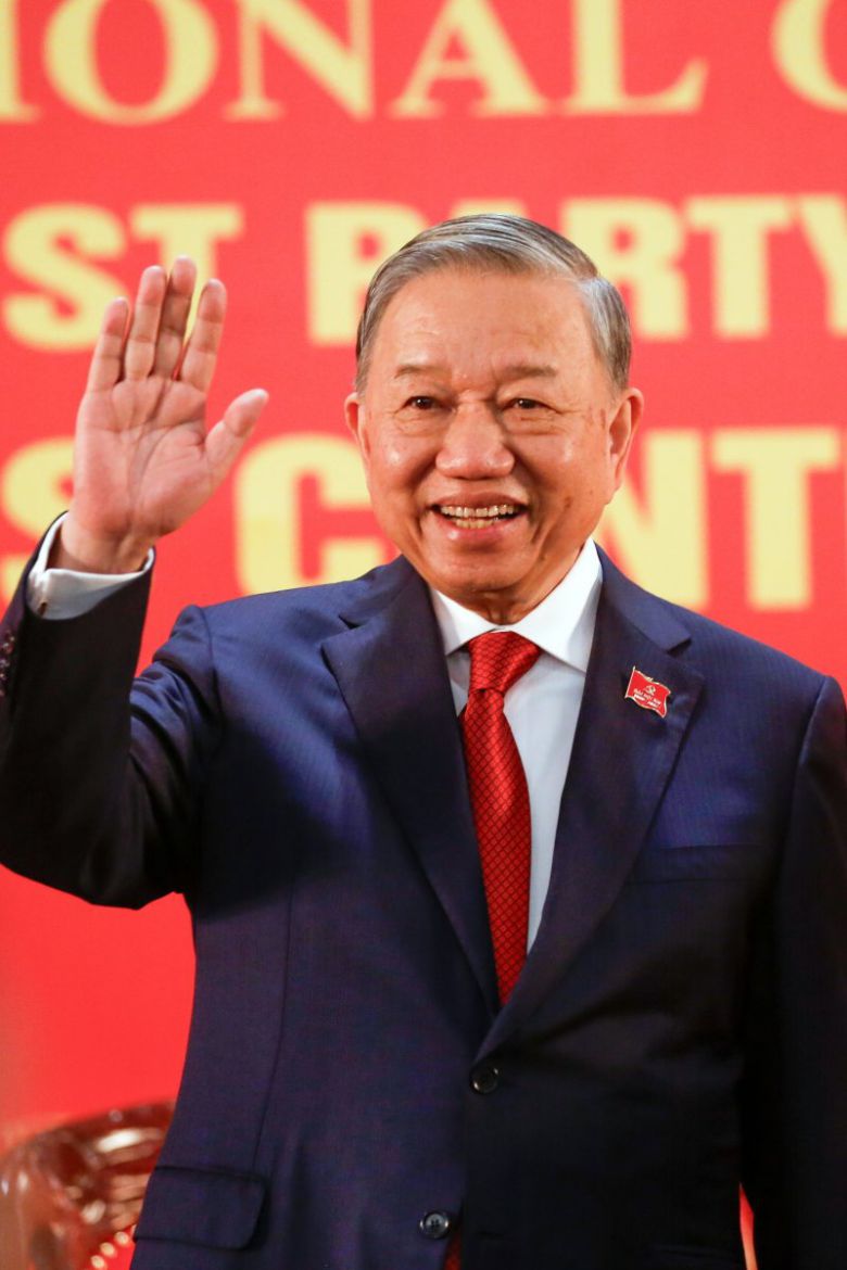 또럼 베트남 공산당 서기장이 23일 폐막한 제14차 전당대회에서 서기장으로 재선출된 후 진행한 내외신 기자간담회에서 취재진에게 인사하고 있다. 연합EPA화상