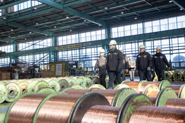 김대헌 호반그룹 기획총괄사장(왼쪽 두번째)가 지난 22일 충남 당진 대한전선 당진 케이블공장에서 현장을 둘러보고 있다. 호반그룹 제공