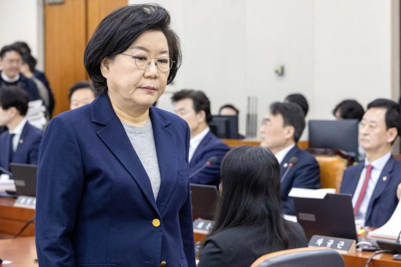 이혜훈 기획예산처 장관 후보자가 23일 서울 여의도 국회에서 열린 제431회국회(임시회) 재정경제기획위원회 인사청문회에 출석 선서문을 임이자 위원장에게 제출한 뒤 자리로 향하고 있다. 뉴스1