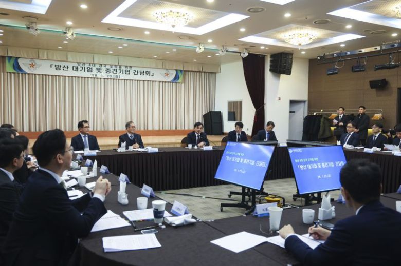 안규백 국방부장관이 23일 오전 국방컨벤션에서 개최된 방산 대기업 및 중견기업 간담회에서 모두말씀을 하고 있다. 이날 안규백 장관은 방산 대기업 및 중견기업의 상생 협력 방향 모색을 주제로 간담회를 진행했다. 국방부 제공