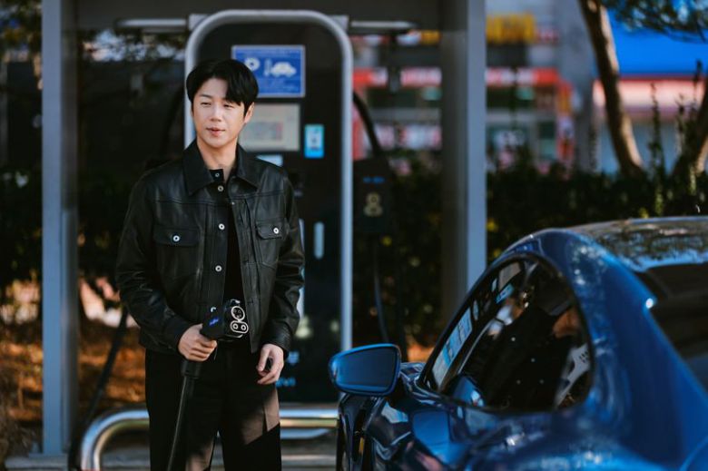 ‘SSCL 프렌즈’로 활동 중인 배우 정준원이 포르쉐 전기 스포츠카 타이칸 배터리를 충전하고 있다. SSCL 제공.