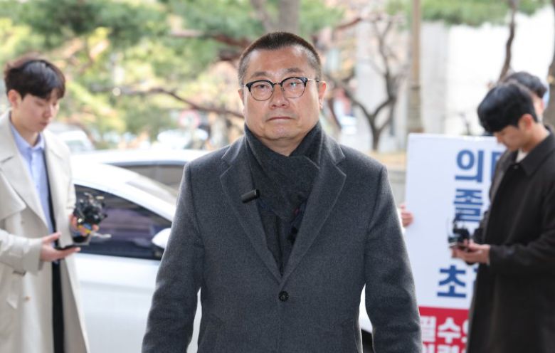 박명하 전 대한의사협회 비상대책위원회 조직위원장이 지난 2024년 3월 서울 마포구 서울경찰청 광역수사단에서 전공의 집단 사직 공모 혐의 관련 조사를 받기 위해 출석하고 있다. 사진=뉴시스