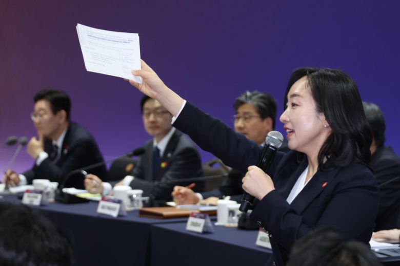 전은수 부대변인이 23일 울산전시컨벤션에서 열린 이재명 대통령의 타운홀미팅 간담회에서 발언자를 지정하고 있다. 연합뉴스