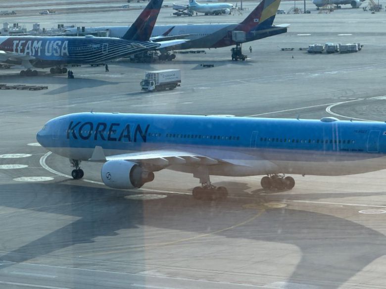 캄보디아를 거점으로 대규모 스캠 범죄를 저질러 강제 송환된 한국 국적 피의자 73명을 태운 전세기가 23일 오전 9시 36분 인천국제공항에 도착했다. 뉴스1