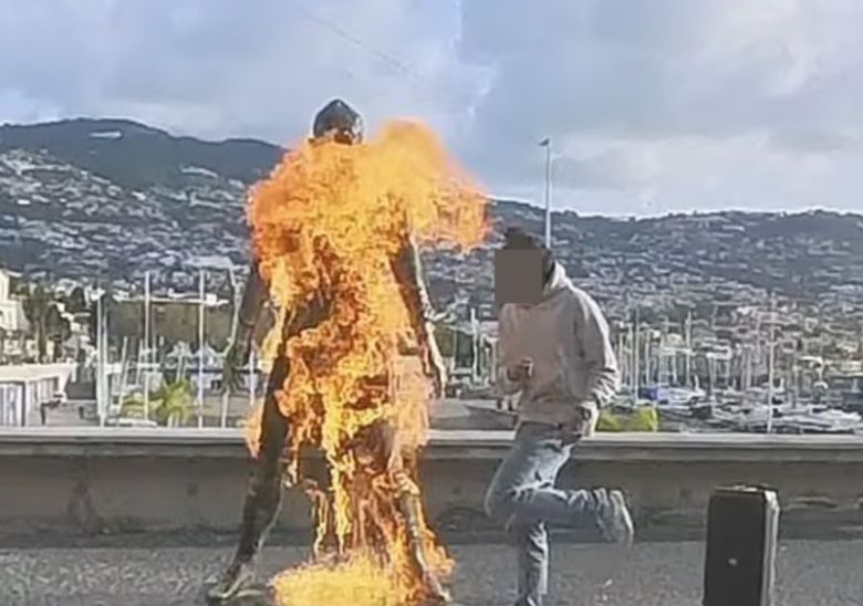 크리스티아누 호날두의 고향 포르투갈 마데이라에서 한 남성이 호날두 동상에 불을 지르고 있다./사진=데일리메일 캡처