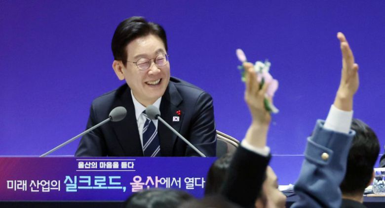 이재명 대통령이 23일 울산전시컨벤션센터에서 열린 '울산의 마음을 듣다' 타운홀 미팅에서 참석자 발언을 들으며 웃고 있다. 청와대통신사진기자단