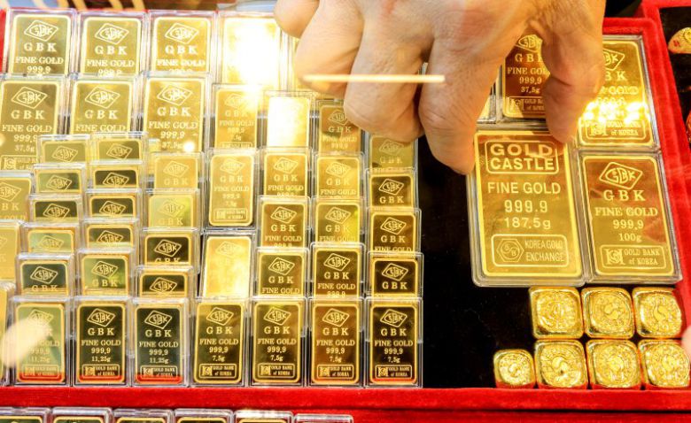 서울 종로구 한 금은방에서 직원이 골드바를 정리하고 있다. 뉴스1