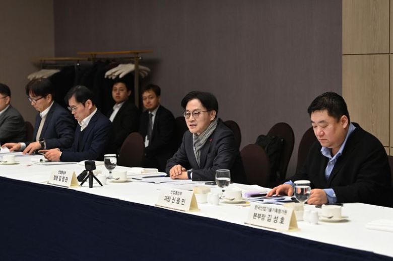 김정관 산업통상부 장관은 23일 울산시 남구 롯데호텔에서 '지역 AX 간담회'를 주재하고, 지역 경제의 중심인 지역기업과 M.AX의 연계를 촉진·지원할 수 있는 방안 등을 논의했다. 산업부 제공