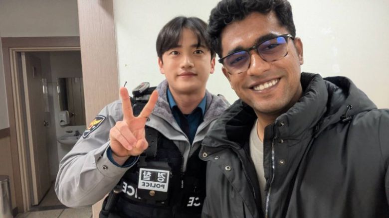 라만 빈 타즈워씨와 아중지구대 김재록 순경. 전북경찰청 제공. /사진=뉴시스