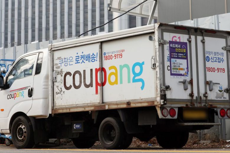 지난해 12월28일 서울시내 한 쿠팡 물류센터에 배송트럭이 주차돼있다. 뉴스1