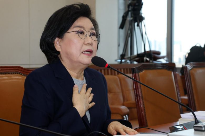 이혜훈 기획예산처 장관 후보자가 지난 23일 오전 서울 여의도 국회 재정경제기획위원회 전체회의에서 열린 인사청문회에서 의원 질의에 답변하고 있다. 뉴시스