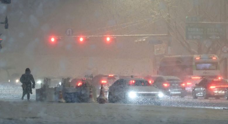 한파에 내리는 눈.영하권의 날씨가 계속되는 23일 저녁 서울 종로구 광화문광장 일대에 많은 양의 눈이 내리고 있다. 연합뉴스)