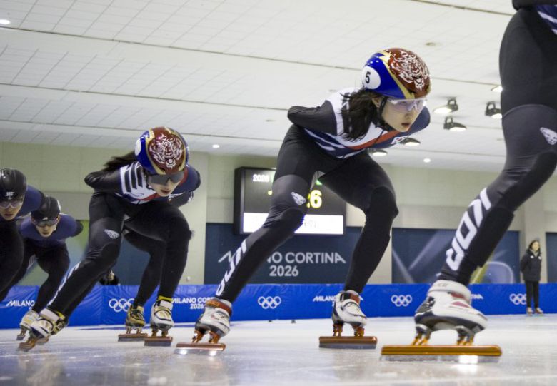 쇼트트랙 최민정과 김길리를 비롯한 선수들이 7일 충북 진천 국가대표선수촌에서 열린 밀라노코르티나 동계올림픽 D-30 미디어데이에서 훈련을 하고 있다.뉴시스