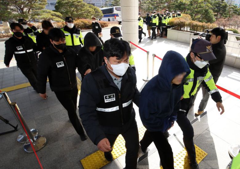 캄보디아에서 대규모 스캠 범죄를 저질러 강제 송환된 한국인 피의자들이 25일 오후 부산 연제구 부산지방법원에 구속 전 피의자 심문(영장실질심사)을 받기 위해 출석하고 있다. 이들은 지난해 8월 22일부터 12월 9일까지 관공서 공무원을 사칭해 특정 업체로부터 물품을 대리 구매해 달라고 속이는 '노쇼 사기' 범행으로 194명 피해자에게 68억9000만여 원을 편취한 혐의를 받는다. 뉴시스