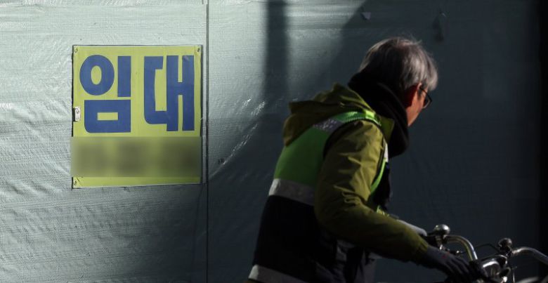 25일 서울 종로2가 대로변 건물에 임대 문구가 붙어 있다. 뉴스1