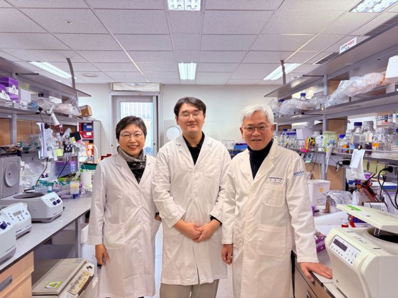 KAIST 생명과학과 강주경 교수(왼쪽부터), 설태준 공동 1저자, 임대식 교수가 연구결과 발표 후 기념촬영하고 있다. KAIST 제공