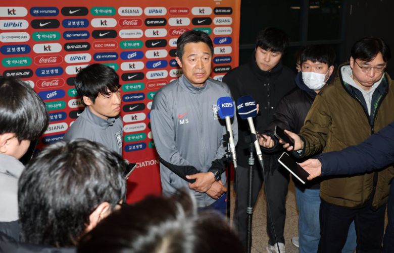 이민성 대한민국 23세 이하(U-23) 축구 대표팀 감독이 25일 오후 인천국제공항을 통해 귀국 후 인터뷰를 하고 있다. 이민성 감독이 이끄는 축구 대표팀은 김상식 감독의 베트남에 승부차기 끝에 충격적인 패배를 당하며 아시아축구연맹(AFC) U-23 아시안컵을 4위로 마감했다.뉴스1