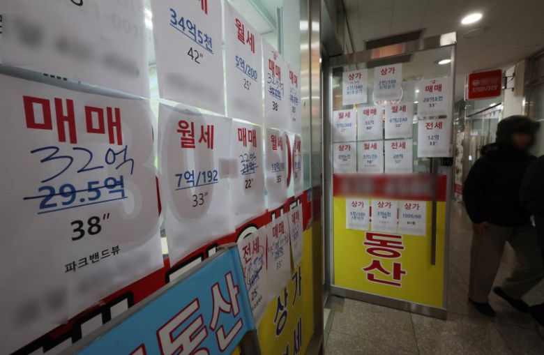 지난 23일 이재명 대통령이 다주택자 양도세 중과 부활을 비롯해 세제개편 추진을 공식화하면서 부동산 시장이 술렁이고 있다. 26일 서울 송파구의 한 부동산에 붙은 매물 안내문. 연합뉴스