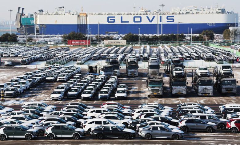 도널드 트럼프 미국 대통령이 26일(현지시간) 힌국산 자동차, 목재, 의약품 등에 대한 관세를 다시 25%로 인상한다고 밝히면서 국내 산업계가 비상에 걸렸다. 27일 경기 평택항에 수출용 차량이 세워져 있는 모습. 연합뉴스