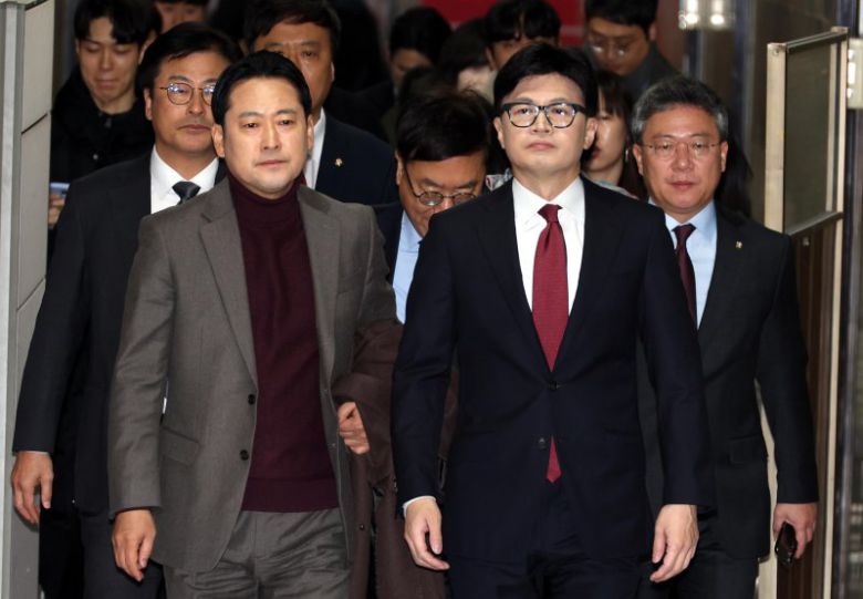 지난 2024년 12월 12일 당시 한동훈 국민의힘 대표와 장동혁 최고위원(왼쪽) 등이 12일 오전 서울 여의도 국회에서 열린 비공개 최고위원회의에 참석하고 있다. 뉴시스