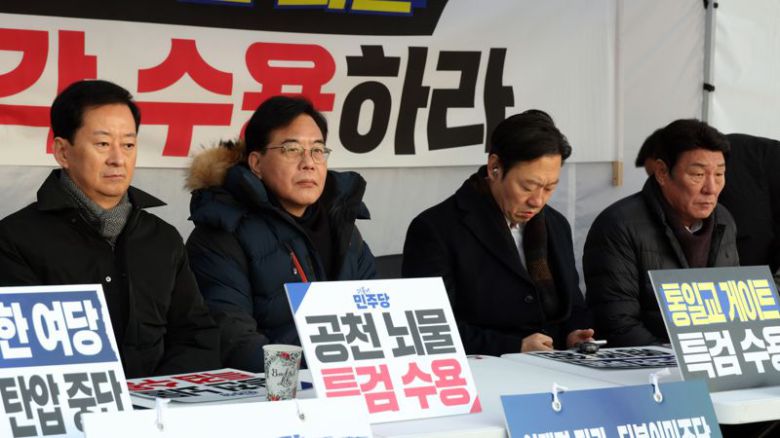 송언석 국민의힘 원내대표와 의원들이 27일 국회 본관 앞에서 천막농성을 하고 있다. 사진=서동일 기자