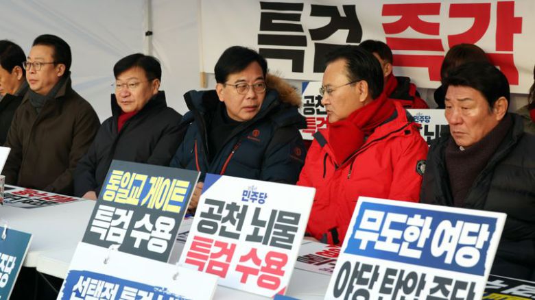 송언석 국민의힘 원내대표와 의원들이 27일 국회 본관 앞에서 천막농성을 하고 있다. 사진=서동일 기자