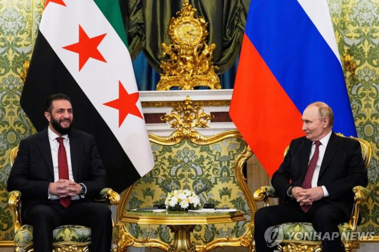 블라디미르 푸틴 러시아 대통령(오른쪽)과 아메드 알샤라 시리아 대통령. 연합뉴스