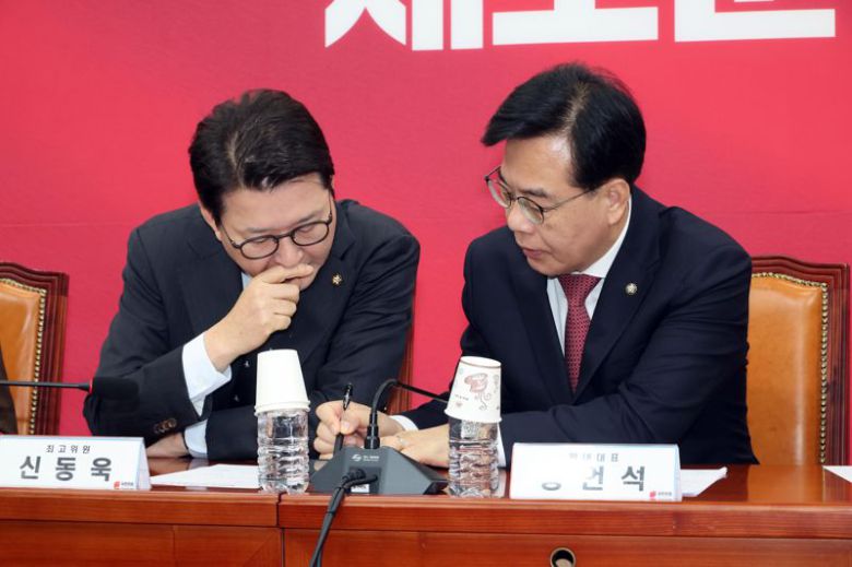 송언석 국민의힘 원내대표가 26일 국회에서 열린 최고위원회의에서 신동욱 수석최고위원과 의견을 나누고 있다. 사진=박범준 기자
