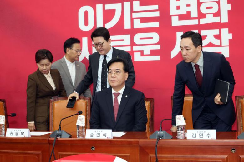 송언석 국민의힘 원내대표가 26일 국회에서 열린 최고위원회의에 참석 하고 있다. 이날 최고위에는 장동혁 대표는 불참 했다. 사진=박범준 기자