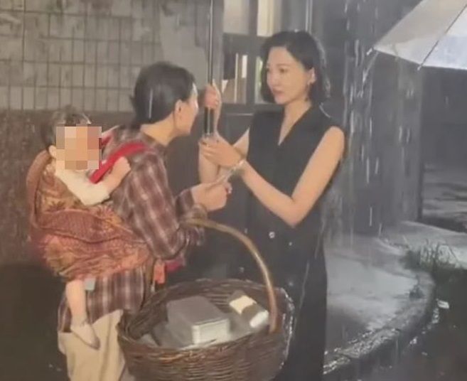 중국의 한 미니시리즈 제작 현장에서 촬영을 이유로 갓난아기를 차가운 인공 폭우 속에 장시간 노출한 사실이 알려지며 논란이 커지고 있다. 사진=웨이보 갈무리, 뉴시스