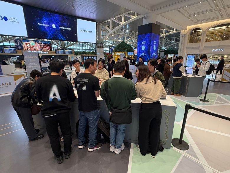 - 상영회와 더불어 수많은 인파가 몰렸다