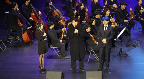 - 공연이 끝나고 무대에 오른 유형석 시프트업 니케 디렉터와 주종현 니케 사운드 디렉터