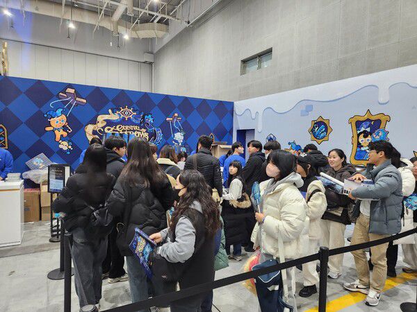 - 굿즈샵 내부 줄도 길다