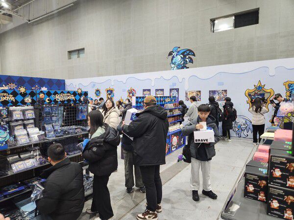 - 각자 원하는 굿즈를 골라담느라 바쁘다