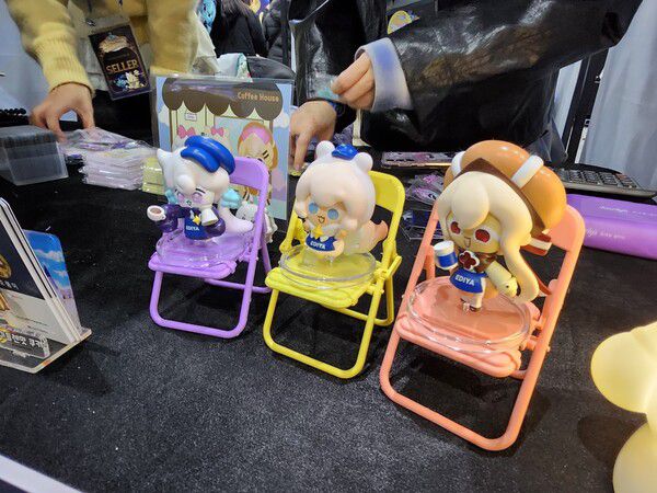 - 공식 굿즈라고 해도 무방할 정도로 높은 퀄리티를 선보인 2차 창작 부스