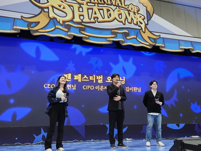 - 팬 페스티벌 오프닝 무대 인사 중인 이은지 쿠키런 IP 총괄(좌측부터), 조길현 데브시스터즈 대표, 김이환 2대 쿠키런 킹덤 PD