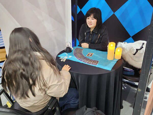 - 타로카드로 점을 보고 있는 관람객도 있다