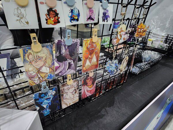 - 개성 넘치는 굿즈들이 많다